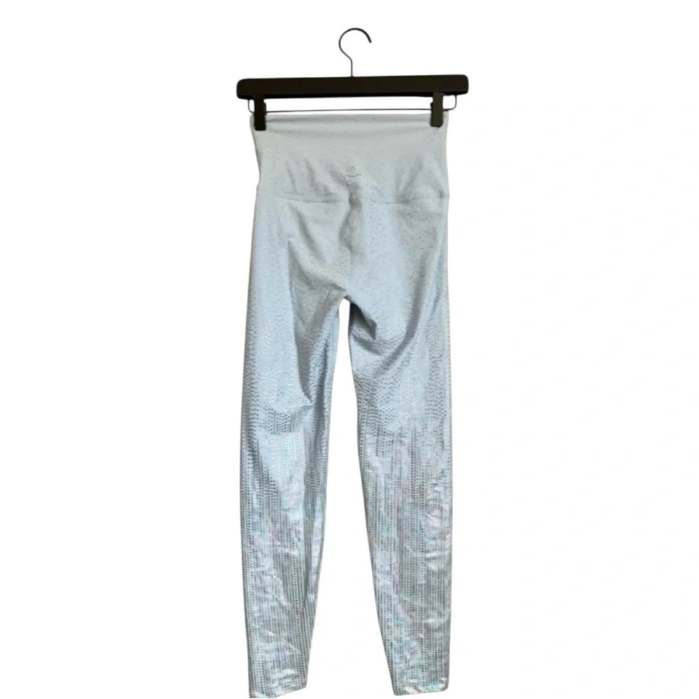 BEYOND YOGA Drip Dot Alloy Ombré Iridescent High-Waisted Leggings in Pale Blue - Picture 3 of 3